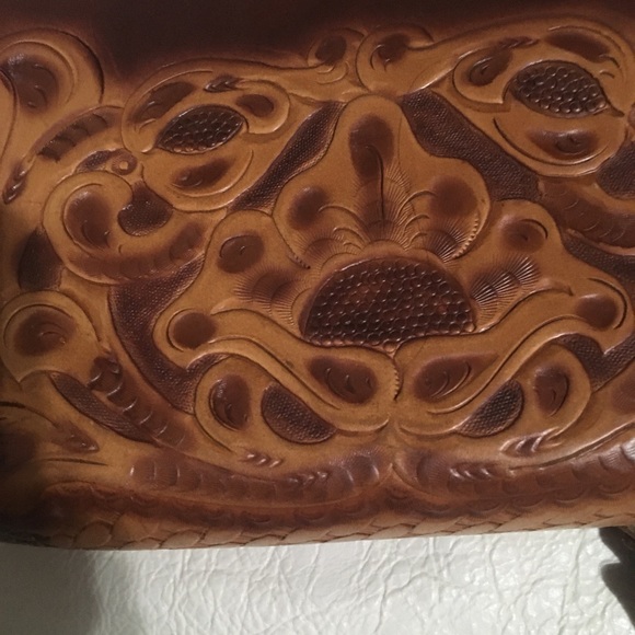 Vintage hand tooled leather bag - Picture 4 of 8